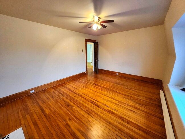 Building Photo - 562 Edward Ave