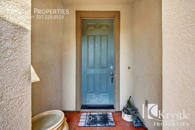 Building Photo - Fresh paint and new laminate flooring sche...