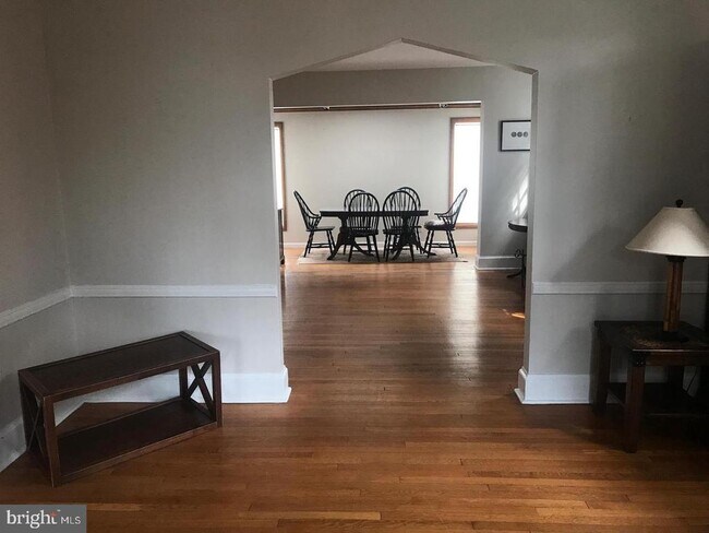Foto del edificio - 5808 Broad Branch Rd NW