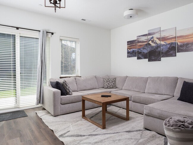 Building Photo - Seasonal Finished 2 BR 2.5 Bath with attac...