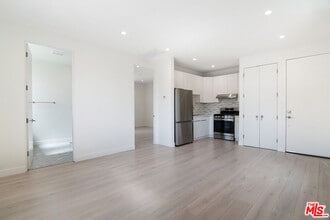 Building Photo - 5537 W 3rd St