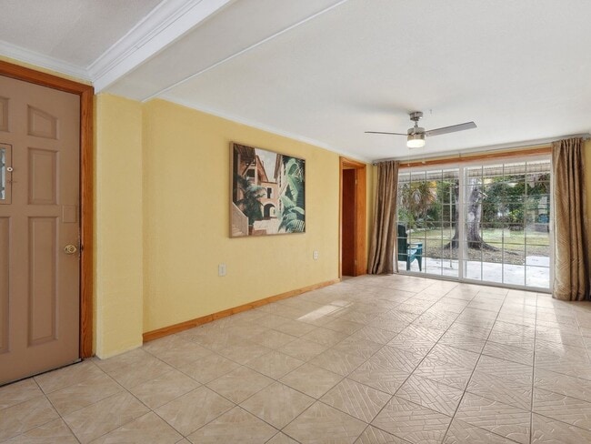 Building Photo - 2 Bedroom Single Family Home in Saint Pete...