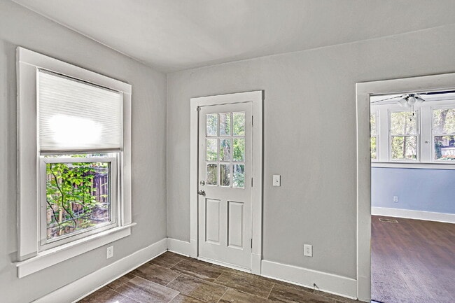 Building Photo - 4 bedroom 3 bath Springfield home