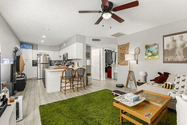 Foto del edificio - 2321 E 6th St