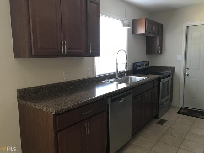 Building Photo - 131 Pineview Dr