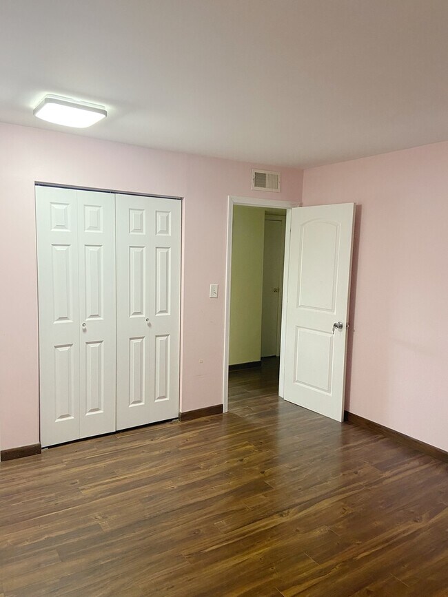 Building Photo - 5538 E Lake Dr