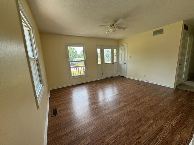 Building Photo - Beautiful 3 bedroom 1.5 baths Brick Ranch