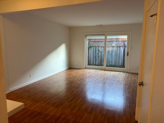 Foto del edificio - EPIC REA: 2 BR/1 BA Townhome w/ 1 Parking in Great Corte Madera
