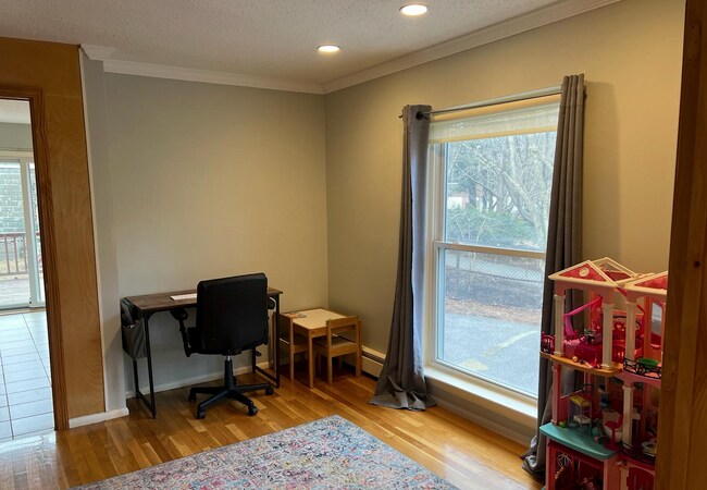 Building Photo - 148 Thorndike St