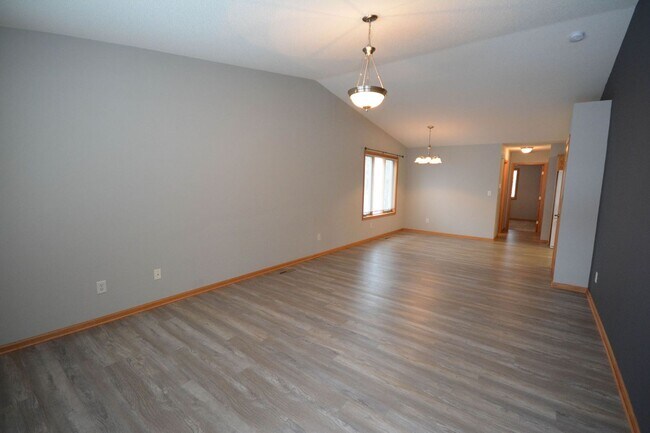 Foto del edificio - Twin home with walk-out basement & great updates!