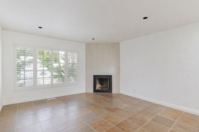 Building Photo - 5820 Yolanda Ave