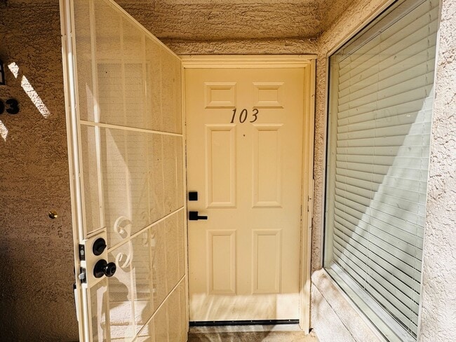 Foto del edificio - 2 bedroom, 2-bathroom condo for rent