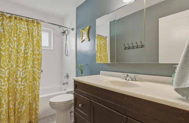Foto del edificio - 1425 Luxton St
