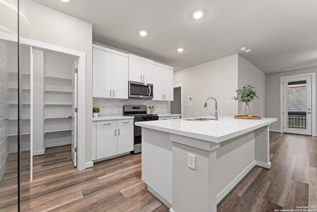 Foto del edificio - 15011 Wychwood Pl