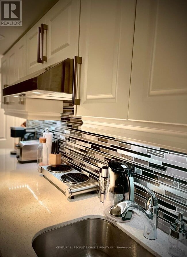 Building Photo - 657 Thompson Rd S