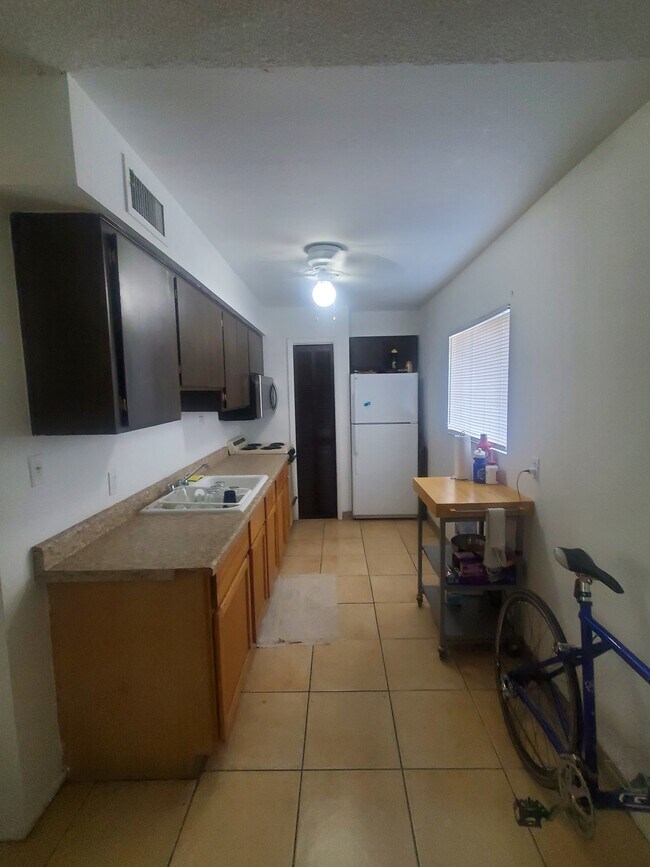 Foto del edificio - 424 W 9th St