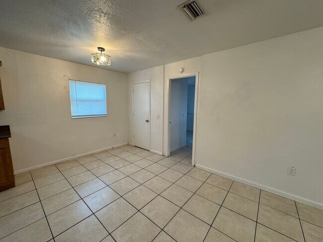 Foto del edificio - Charming Home with Fenced Back Yard