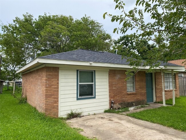 Building Photo - 612 N Avenue B