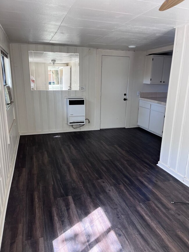 Building Photo - 2 STORY ONE BEDROOM APARTMENT IN PENRYN!