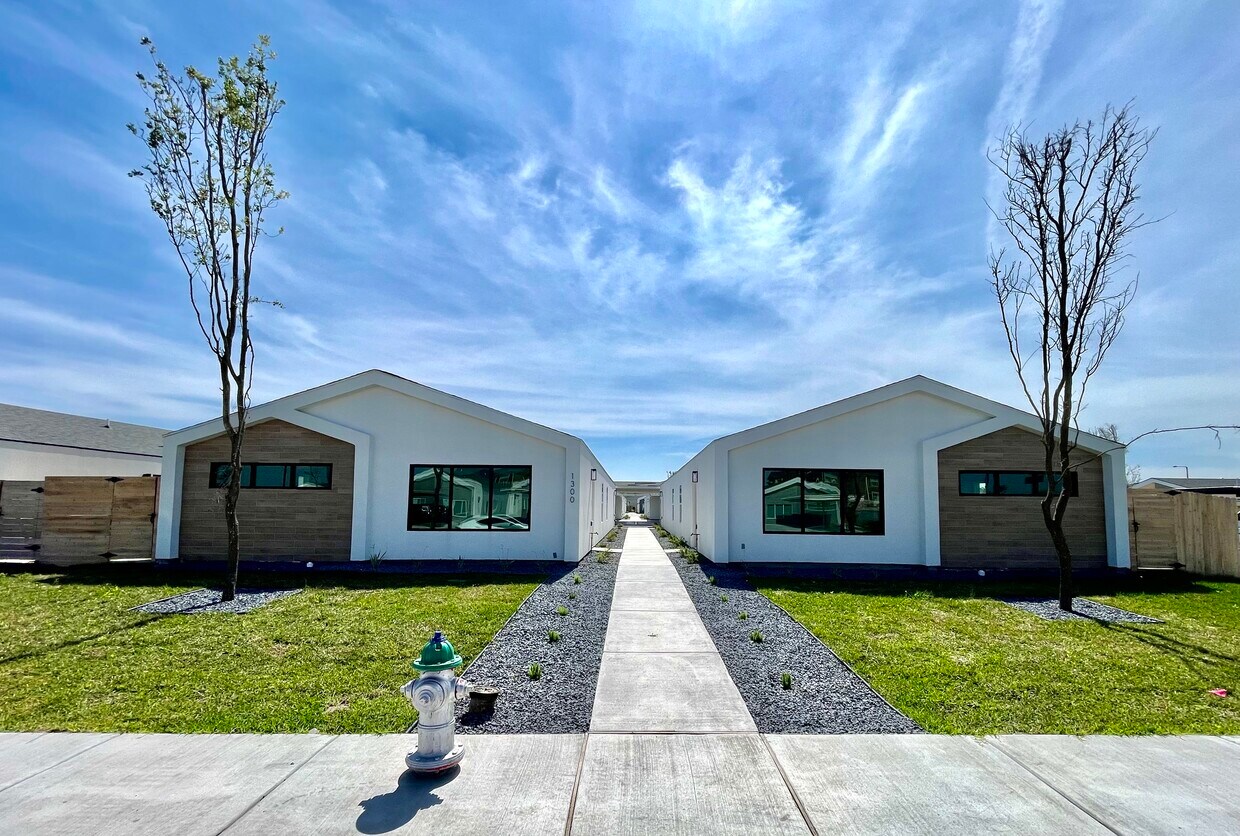 Foto principal - 1300 E Iris Ave