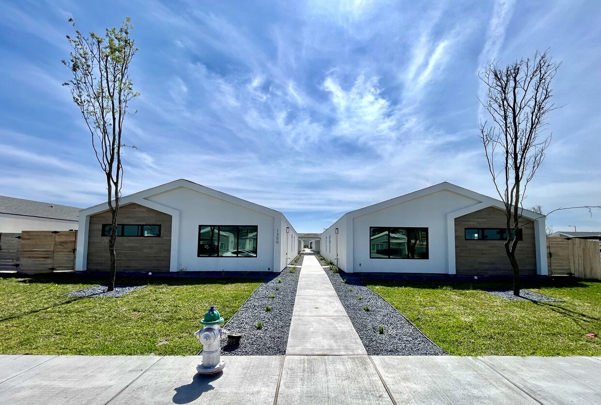 Primary Photo - 1300 E Iris Ave