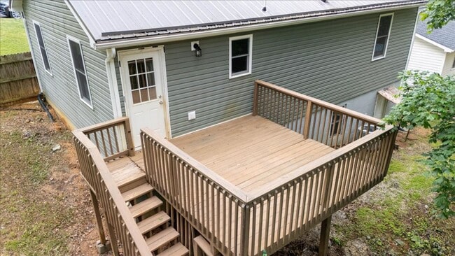Building Photo - Charming Radford Home with Peaceful Back Deck
