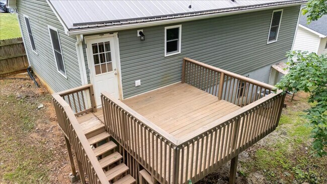 Foto del edificio - Charming Radford Home with Peaceful Back Deck
