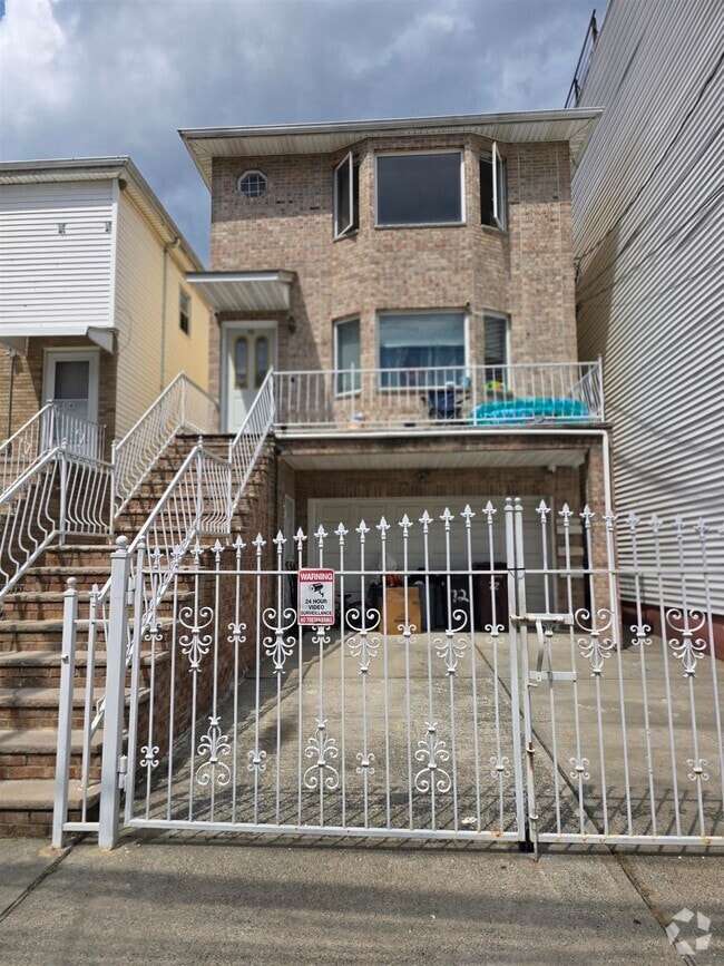Building Photo - 72 Zabriskie St