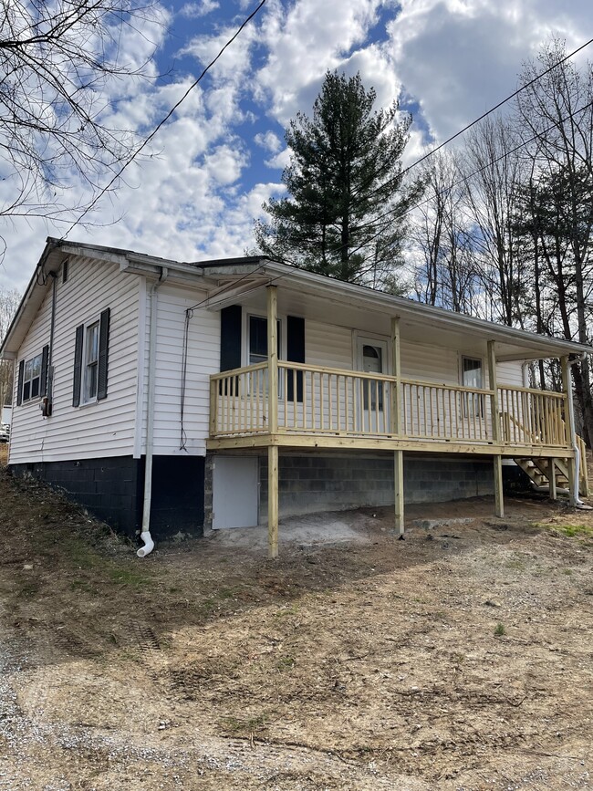 Building Photo - 802 E Church St