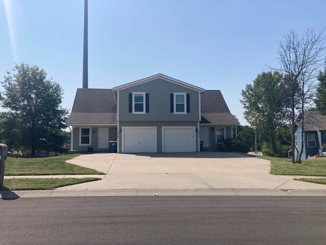 Half Duplex, one car garage, 3 stories - 1879 Chickadee Dr