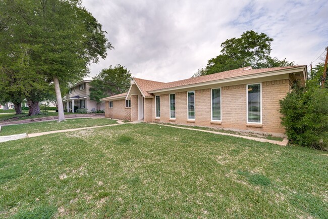 Building Photo - Beautifully Updated Home in the Heart of Irving – Prime Location!