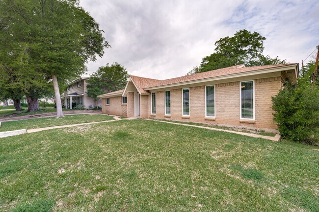 Foto del edificio - Beautifully Updated Home in the Heart of Irving – Prime Location!
