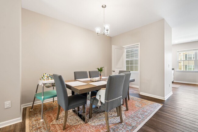 Foto del edificio - Gorgeous Three Level Townhouse At Trevino Townes