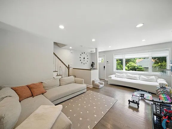 Foto del edificio - Beautifully renovated 4-bedroom, 4-bath re...