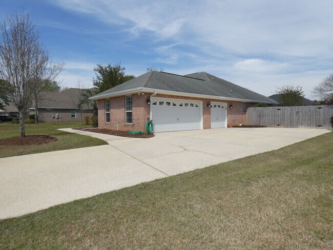 Foto del edificio - Spacious 4-Bedroom Home with 3-Car Garage