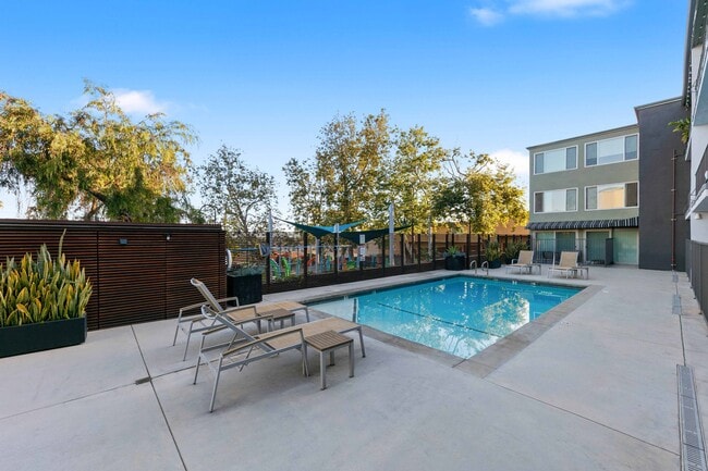 Building Photo - Skyview Apartments