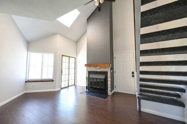 Foto del edificio - $2,195 - 1 Bed, 1 Bath Updated Lofted Cond...