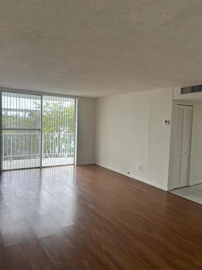 Foto del edificio - 498 NW 165th St