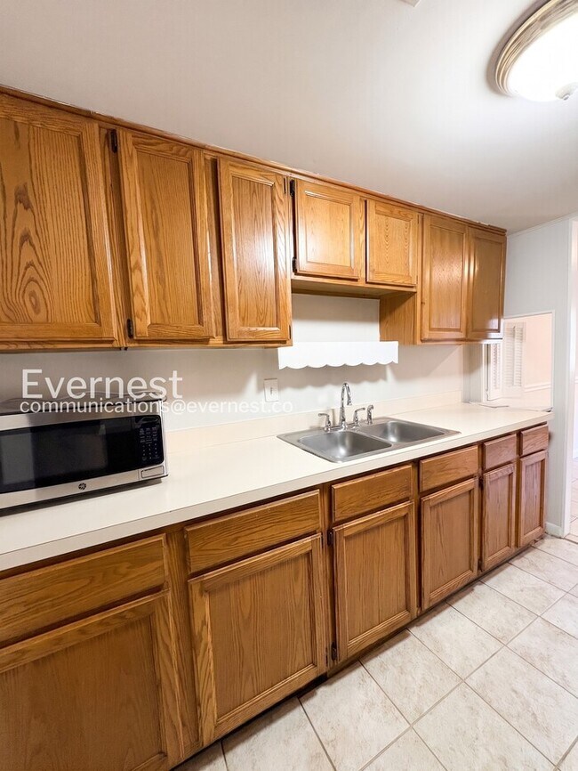 Foto del edificio - 14806 Bryan Ct