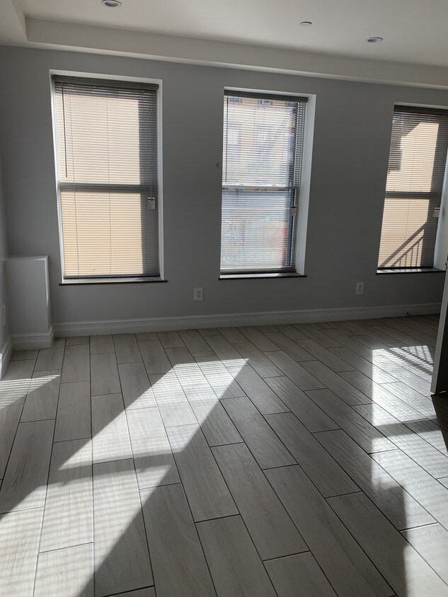 Foto principal - 669 MacDonough St