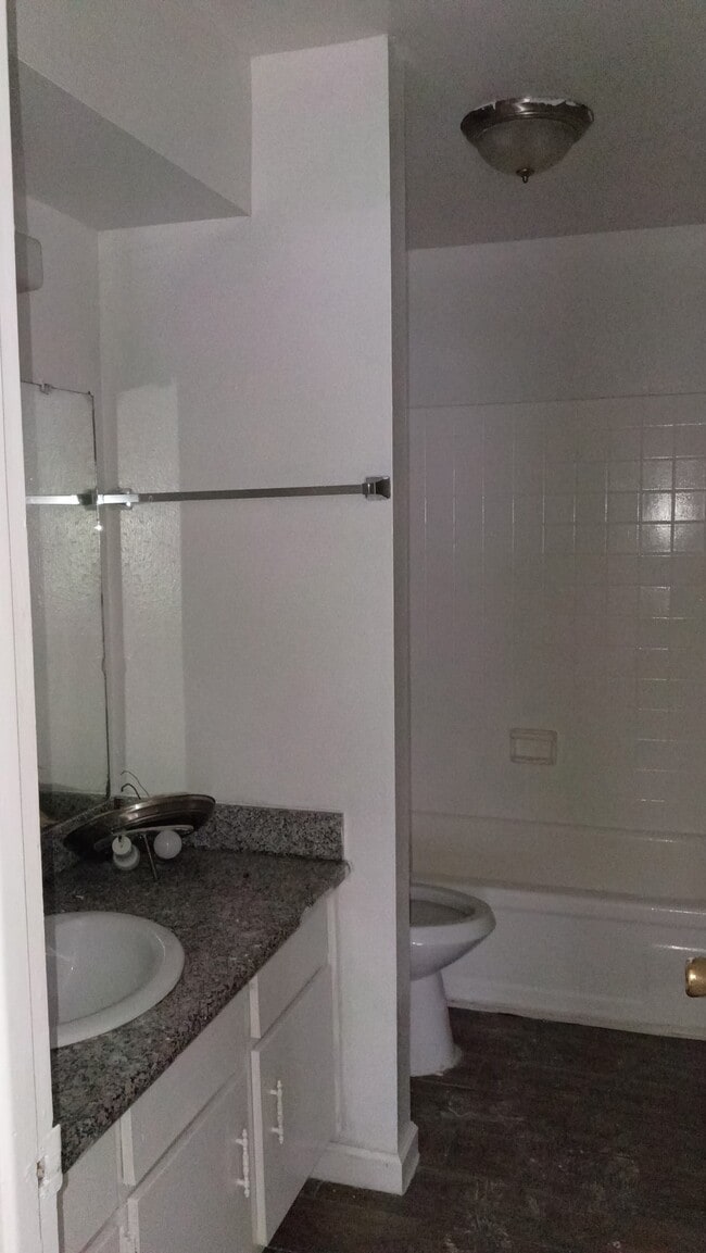 Building Photo - 5625 Antoine Dr