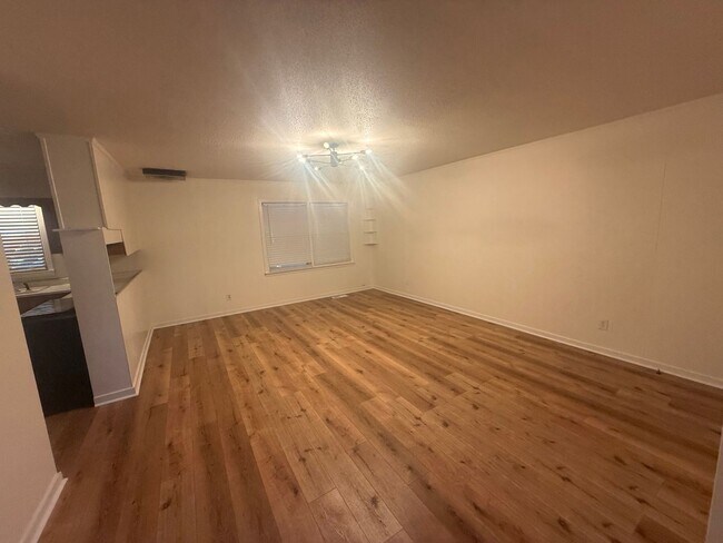 Foto del edificio - 3 bed 2 bath in the heart of the city