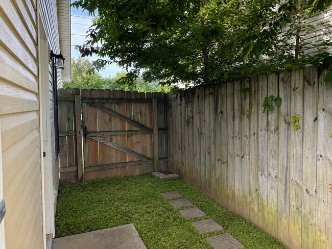 Building Photo - 3 Bed Home with a Large Fenced in Back Yard
