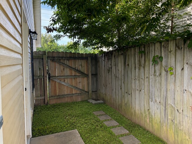 Foto del edificio - 3 Bed Home with a Large Fenced in Back Yard