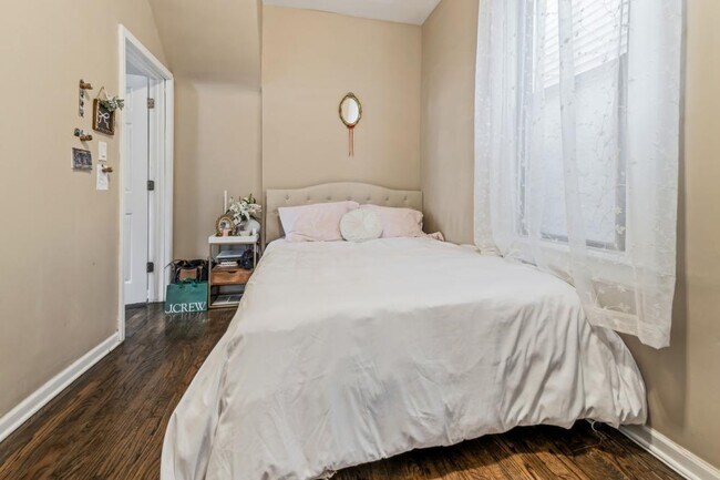 Photo - 3 bedroom in Chicago IL 60657 Apartment