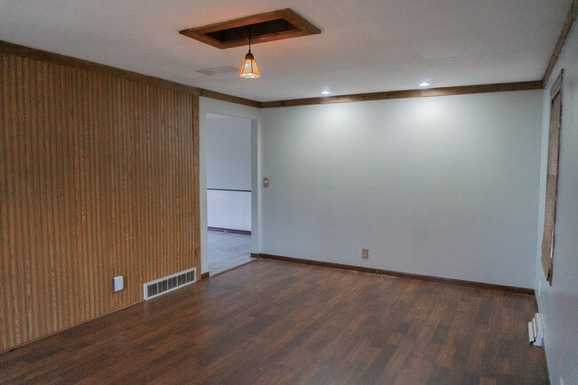 Building Photo - 1654 Vans Blvd
