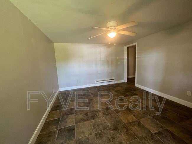 Building Photo - 2205 Russelldale Ave