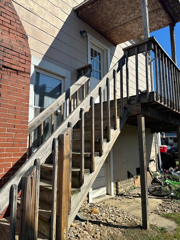437 2nd St Unit B, Leechburg, PA 15656 Room for Rent in Leechburg, PA
