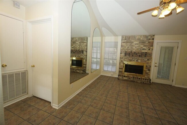 Foto del edificio - 7926 Split Oak Dr