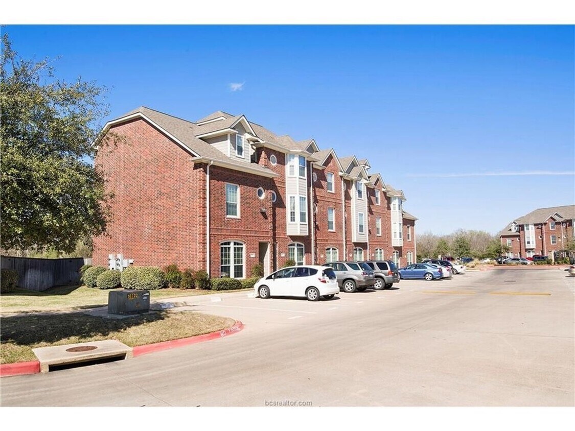 Primary Photo - AVAILABLE FOR AUGUST PRE-LEASE!! 4 Bed 4 B...